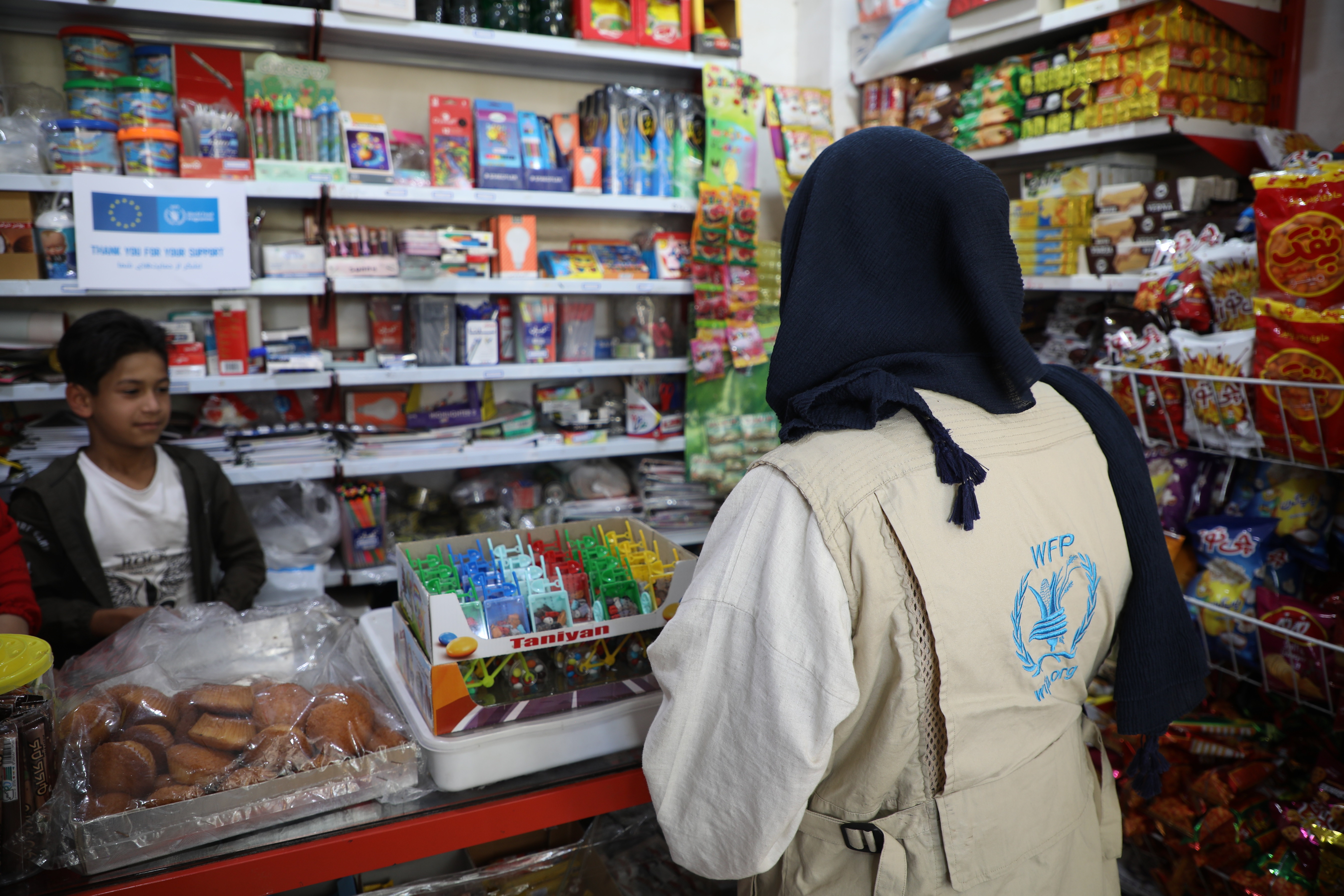 کارمند برنامه جهانی غذا در مغازه ای داخل مهمانشهر بنی نجار