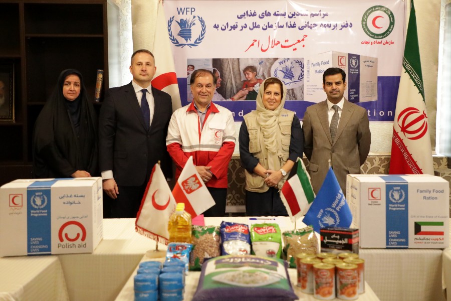 بسته های غذایی برای خانواده های سیل زده در ایران
