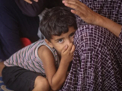کودکی در آغوش مادرش 