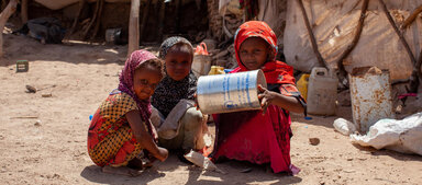 Yemen. Karima, 7, Bagdhad, 4, Fatooma, 3, play with a WFP oil container. Photo: WFP/Annabel Symington