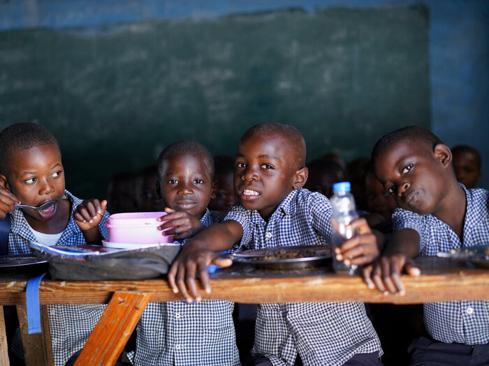 کودکان مدرسه‌ای در هائیتی که در پاسخ به افزایش ناامنی غذایی، از کمک‌های غذایی بهره‌مند می‌شوند.