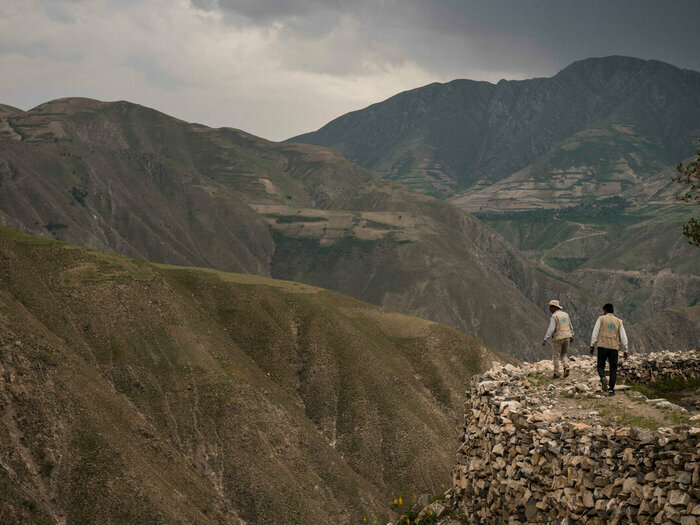 دو کارمند برنامه جهانی غذا در قله کوه در افغانستان