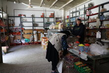 همکاران برنامه جهانی غذا در حال بررسی اقلام سوپرمارکت مهمانشهر تربت جام