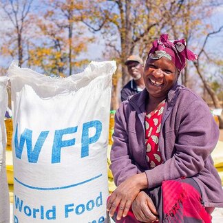 اُمان در محل توزیع غذای برنامه جهانی غذا (WFP) در موِنِزی کمک غذایی دریافت می‌کند.