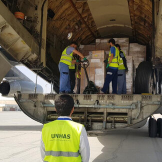 کارکنان سرویس هوایی بشردوستانه سازمان ملل (UNHAS) در حال انتقال کمک‌های بشردوستانه به خطوط مقدم بحران‌ها هستند.