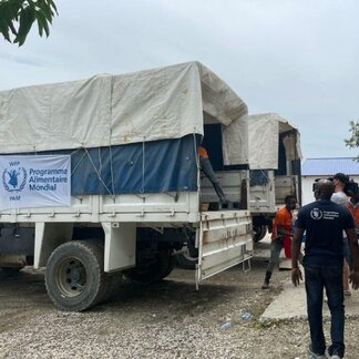 کارکنان برنامه جهانی غذا در حال آماده‌سازی کامیون‌ها برای انتقال کمک‌های بشردوستانه و اعزام پرسنل به روستاهای دورافتاده‌ی آسیب‌دیده از زلزله در هائیتی هستند