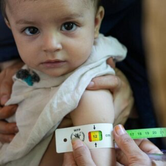 کودکی در مرکز معاینه