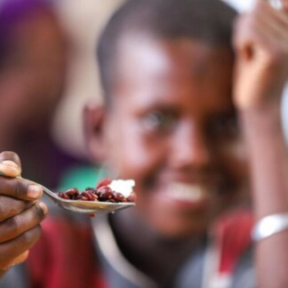 کودکی در حال خوردن غذا