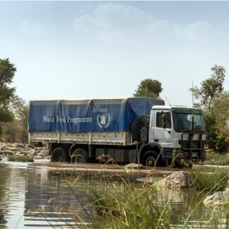 کامیون برنامه جهانی غذا (WFP) در حال تحویل اقلام غذایی و سایر کمک‌های امدادی به جوامع دورافتاده در سودان است.