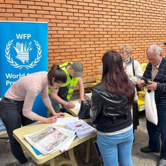 توزیع کمک نقدی برای شهروندان آسیب‌دیده از جنگ توسط کارکنان WFP