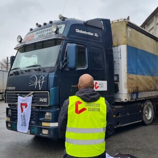 کارکنان بخش لجستیک WFP در حال تحویل محموله‌های امدادی